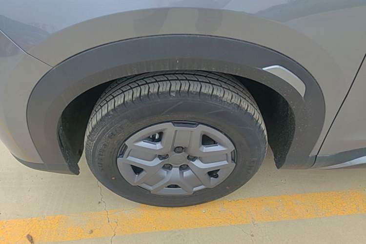 Used BYD Yuan UP 2025 Model 301KM Leading Version Left Front Wheel Hub