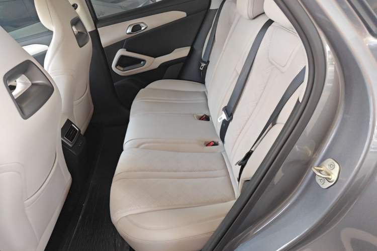 Used BYD Yuan UP 2025 Intelligent Driving Version 401 KM Dynamic Edition Left Rear Seat