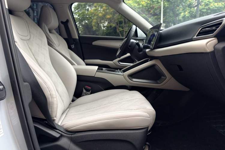 Used BYD Yuan UP 2025 Intelligent Driving Version 401 KM Dynamic Edition Right Front Seat