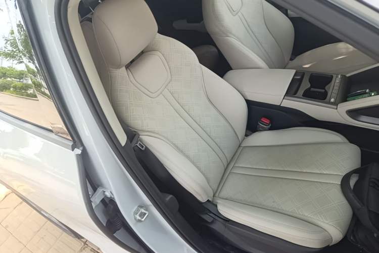 Used BYD Yuan UP 2025 Intelligent Driving Version 401 KM Dynamic Edition Right Front Seat