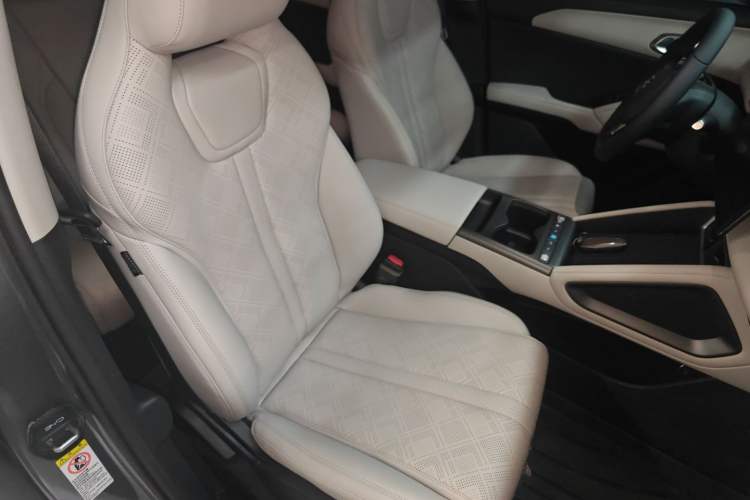 Used BYD Yuan UP 2025 Intelligent Driving Version 401 KM Dynamic Edition Right Front Seat