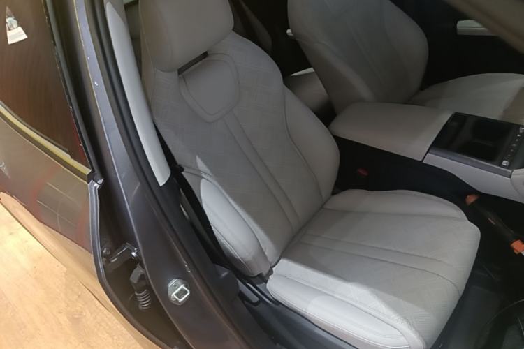 Used BYD Yuan UP 2025 Intelligent Driving Version 401 KM Dynamic Edition Right Front Seat