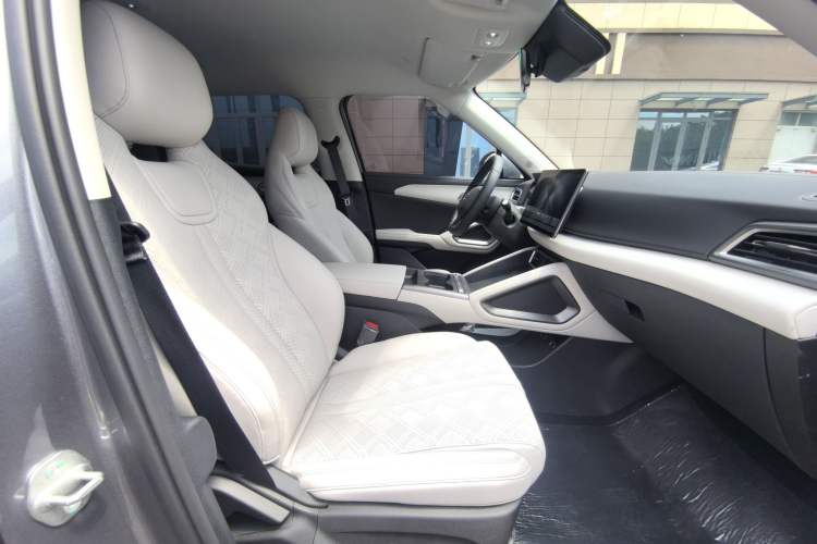 Used BYD Yuan UP 2025 Intelligent Driving Version 401 KM Dynamic Edition Right Front Seat