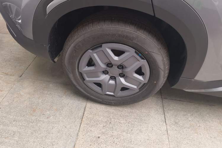 Used BYD Yuan UP 2025 Model 301KM Leading Version Right Rear Wheel Hub