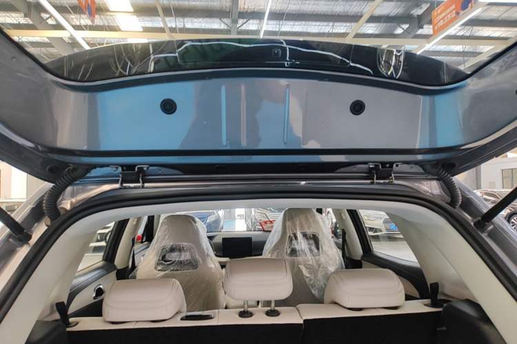 Used BYD Yuan UP 2025 Model 301KM Leading Version Trunk