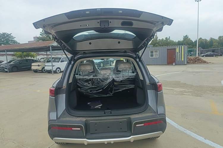 Used BYD Yuan UP 2025 Model 301KM Leading Version Trunk