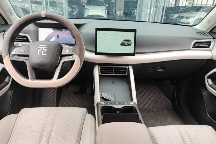 Used BYD Yuan UP 2025 Model 301KM Leading Version Audio And AC Panel