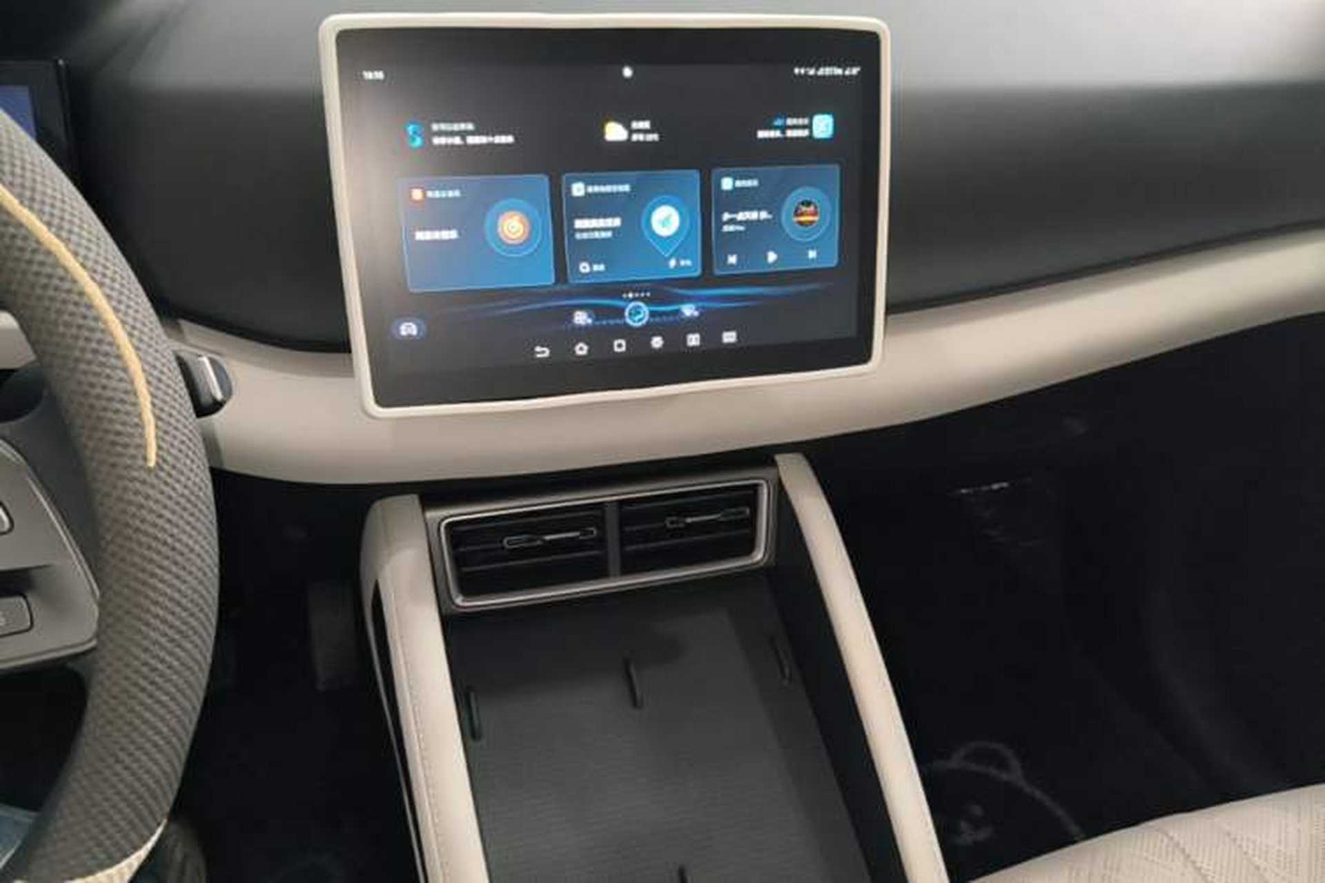 Used BYD Yuan UP 2025 Model 301KM Leading Version Audio And AC Panel