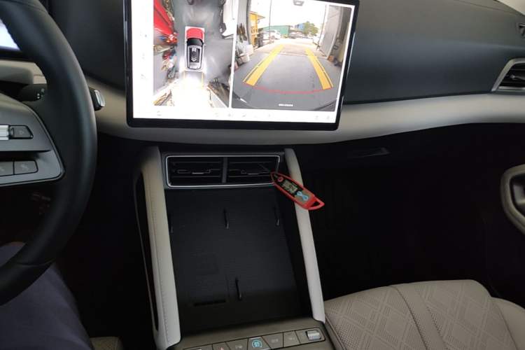 Used BYD Yuan UP 2025 Intelligent Driving Version 401 km Beyond-Range Edition Audio And AC Panel