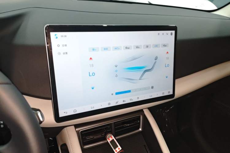 Used BYD Yuan UP 2025 Intelligent Driving Version 401 KM Dynamic Edition Audio And AC Panel