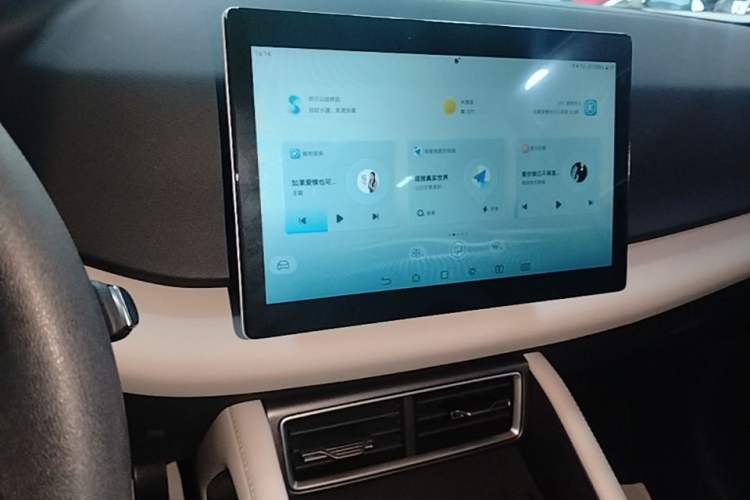 Used BYD Yuan UP 2025 Model 301KM Leading Version Audio And AC Panel