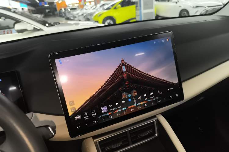 Used BYD Yuan UP 2025 Intelligent Driving Version 401 km Leading Edition Audio And AC Panel