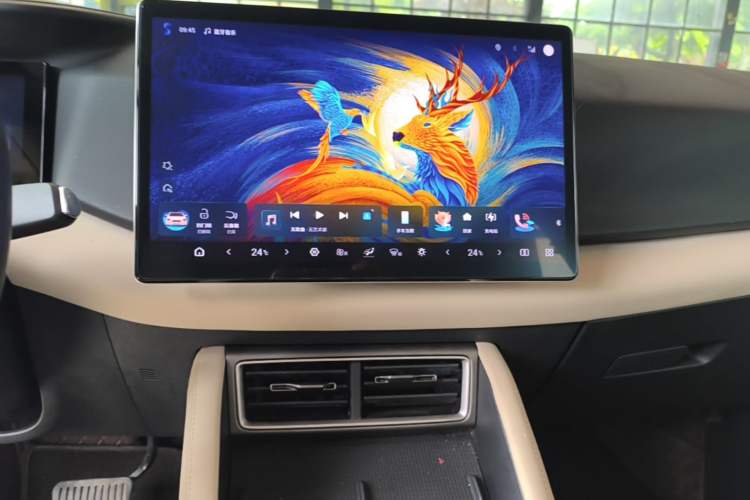 Used BYD Yuan UP 2025 Intelligent Driving Version 401 KM Dynamic Edition Audio And AC Panel