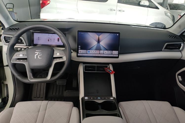 Used BYD Yuan UP 2025 Intelligent Driving Version 401 km Beyond-Range Edition Center Console