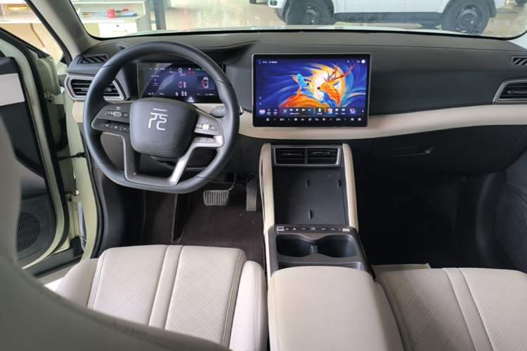 Used BYD Yuan UP 2025 Intelligent Driving Version 401 KM Dynamic Edition Center Console