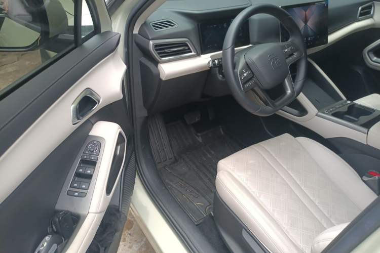 Used BYD Yuan UP 2025 Intelligent Driving Version 401 KM Dynamic Edition Driver Seat