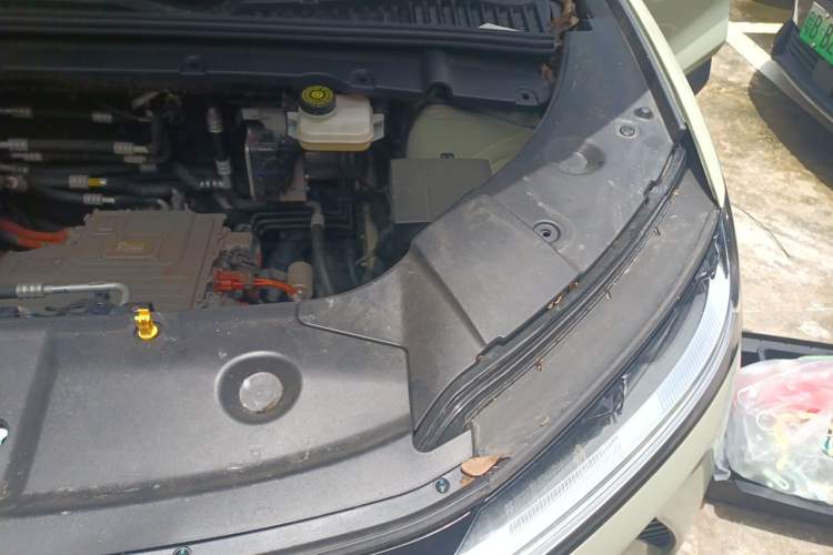 Used BYD Yuan UP 2025 Intelligent Driving Version 401 KM Dynamic Edition Engine Bay Left