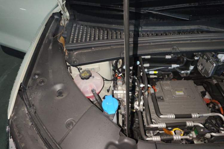 Used BYD Yuan UP 2025 Intelligent Driving Version 401 KM Dynamic Edition Engine Bay Right