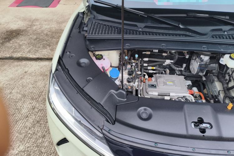 Used BYD Yuan UP 2025 Intelligent Driving Version 401 KM Dynamic Edition Engine Bay Right