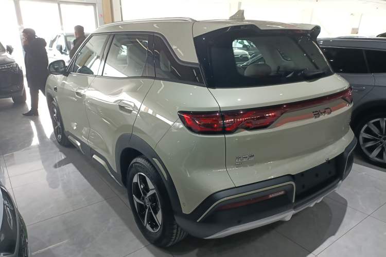 Used BYD Yuan UP 2025 Intelligent Driving Version 401 km Beyond-Range Edition Exterior 3