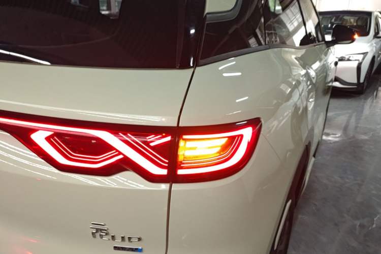 Used BYD Yuan UP 2025 Intelligent Driving Version 401 KM Dynamic Edition Exterior 3