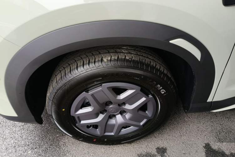 Used BYD Yuan UP 2025 Intelligent Driving Version 401 KM Dynamic Edition Exterior 4