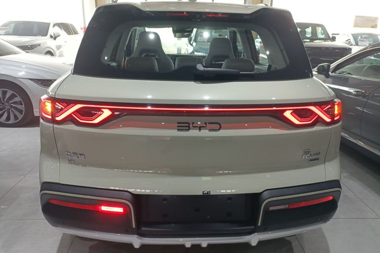 Used BYD Yuan UP 2025 Intelligent Driving Version 401 km Beyond-Range Edition Exterior 4