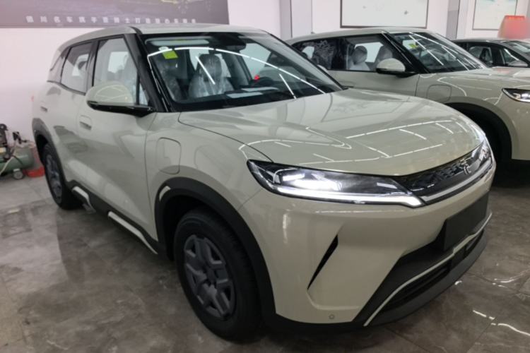Used BYD Yuan UP 2025 Model 301KM Leading Version Front Right 45 Deg