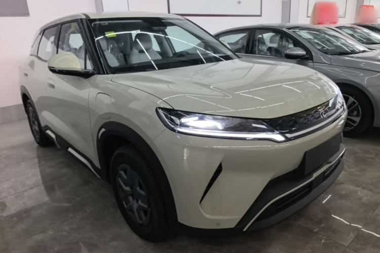 Used BYD Yuan UP 2025 Model 301KM Leading Version Front Right 45 Deg