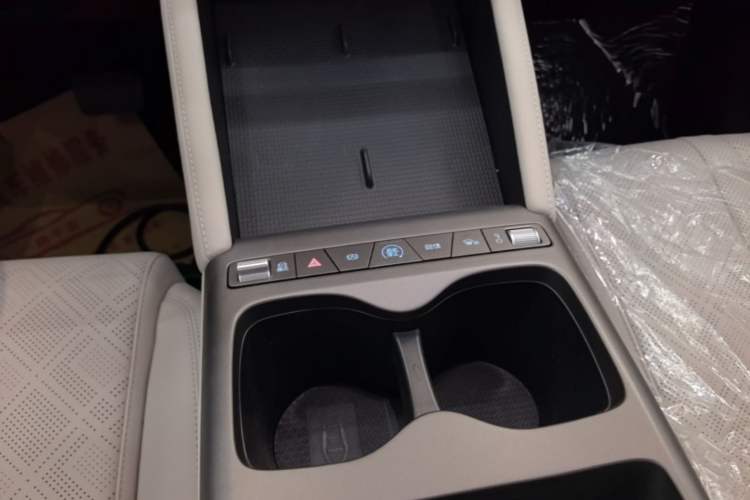 Used BYD Yuan UP 2025 Model 301KM Leading Version Gear Lever