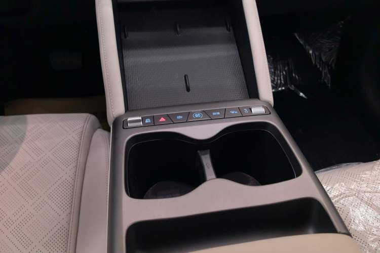 Used BYD Yuan UP 2025 Model 301KM Leading Version Gear Lever
