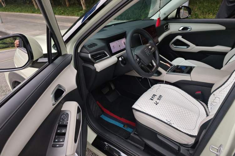 Used BYD Yuan UP 2025 Intelligent Driving Version 401 KM Dynamic Edition Interior 3