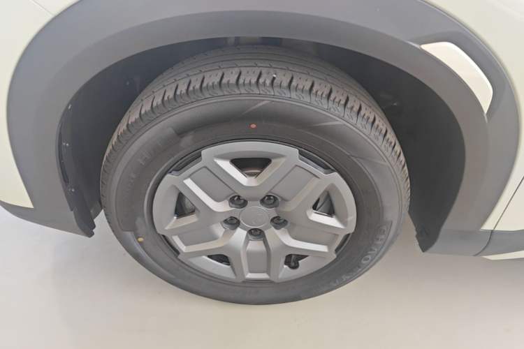 Used BYD Yuan UP 2025 Intelligent Driving Version 401 KM Dynamic Edition Left Front Wheel Hub