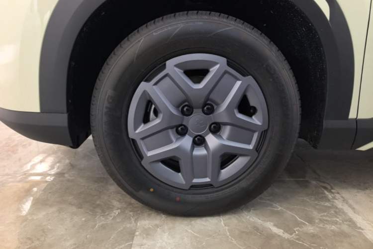 Used BYD Yuan UP 2025 Model 301KM Leading Version Left Front Wheel Hub