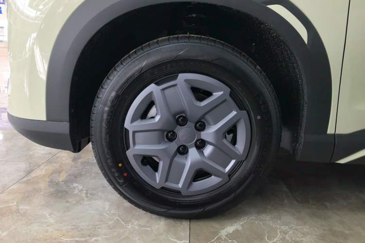 Used BYD Yuan UP 2025 Model 301KM Leading Version Left Front Wheel Hub