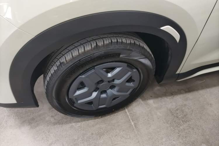 Used BYD Yuan UP 2025 Model 301KM Leading Version Left Front Wheel Hub