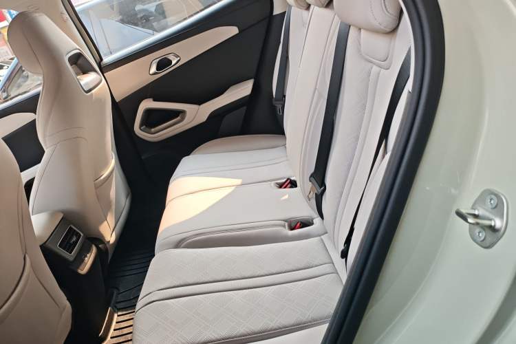 Used BYD Yuan UP 2025 Intelligent Driving Version 401 KM Dynamic Edition Left Rear Seat