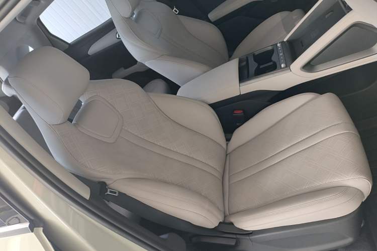 Used BYD Yuan UP 2025 Intelligent Driving Version 401 km Beyond-Range Edition Right Front Seat