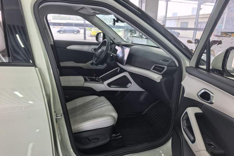 Used BYD Yuan UP 2025 Intelligent Driving Version 401 km Beyond-Range Edition Right Front Seat