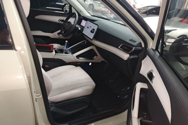 Used BYD Yuan UP 2025 Intelligent Driving Version 401 KM Dynamic Edition Right Front Seat