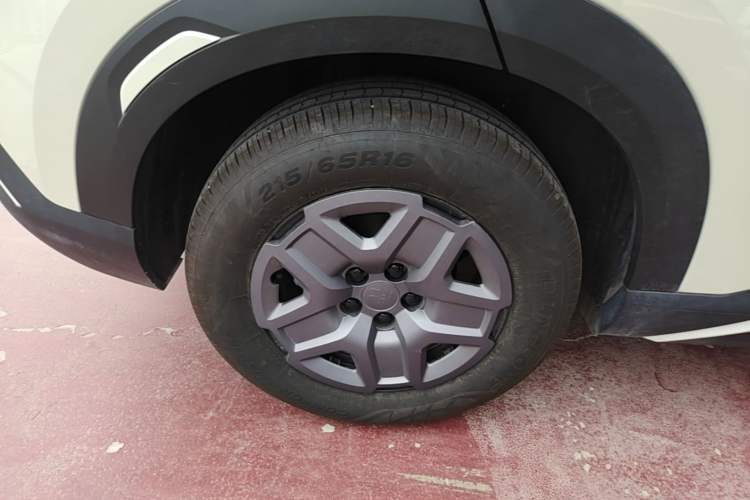 Used BYD Yuan UP 2025 Model 301KM Leading Version Right Rear Wheel Hub