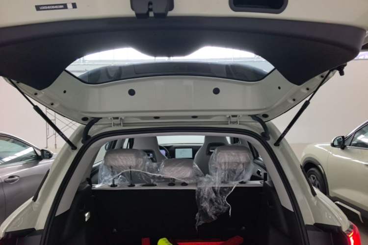 Used BYD Yuan UP 2025 Model 301KM Leading Version Trunk
