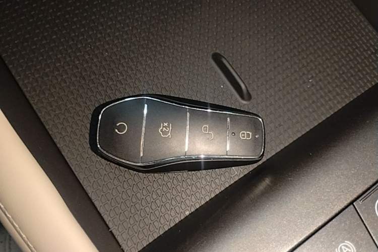 Used BYD Yuan UP 2025 Model 301KM Leading Version Vehicle Key