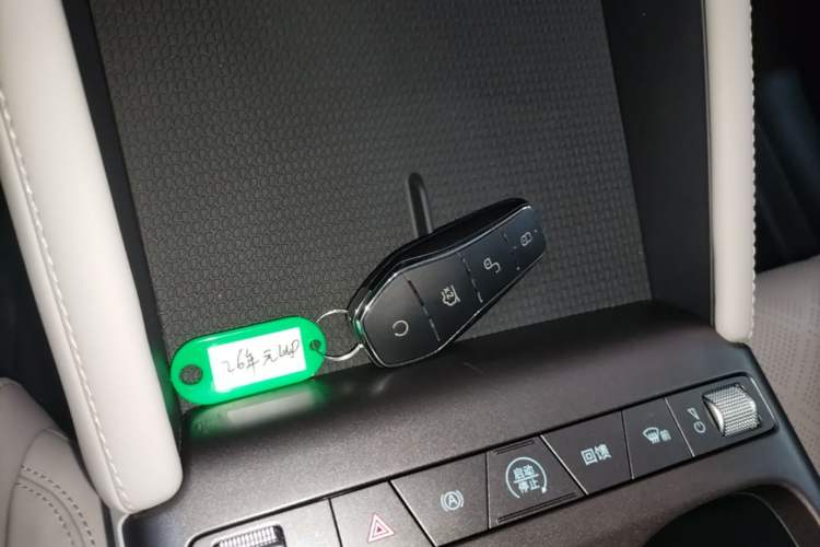 Used BYD Yuan UP 2025 Model 301KM Leading Version Vehicle Key