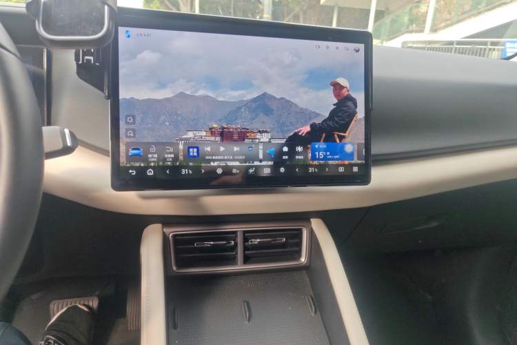 Used BYD Yuan UP 2025 Intelligent Driving Version 401 KM Dynamic Edition Audio And AC Panel