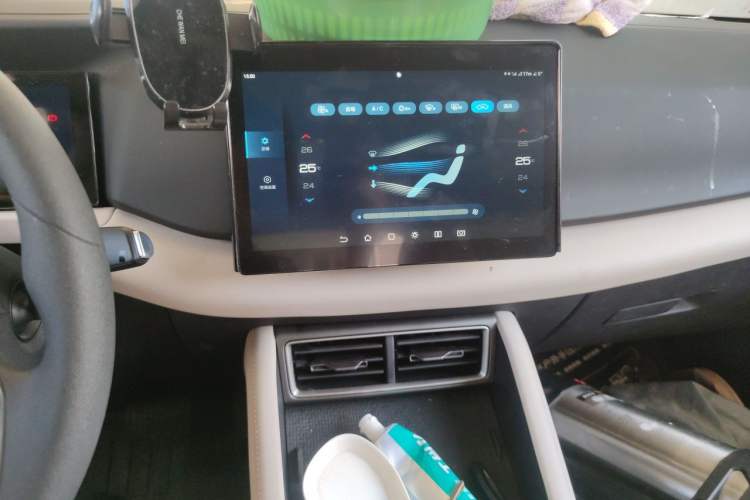 Used BYD Yuan UP 2025 Model 301KM Leading Version Audio And AC Panel