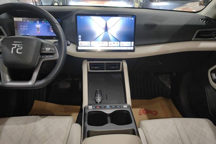 Used BYD Yuan UP 2025 Intelligent Driving Version 401 km Leading Edition Audio And AC Panel