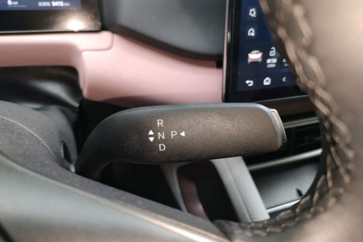 Used BYD Yuan UP 2025 Intelligent Driving Version 401 km Beyond-Range Edition Gear Lever