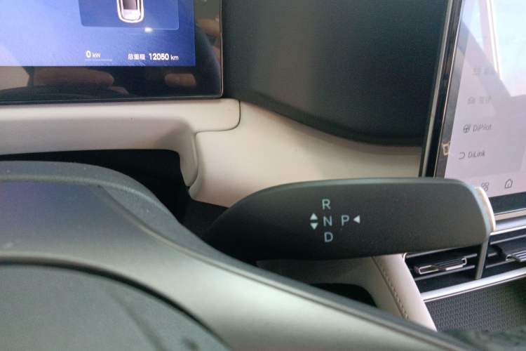 Used BYD Yuan UP 2025 Intelligent Driving Version 401 km Beyond-Range Edition Gear Lever