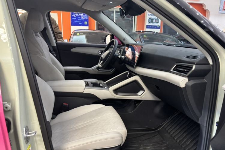 Used BYD Yuan UP 2025 Intelligent Driving Version 401 km Leading Edition Interior 8